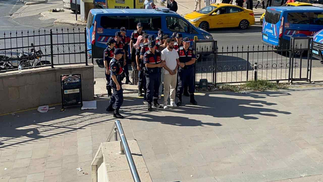 Evlat dehşeti! Babasını silahla öldürdü