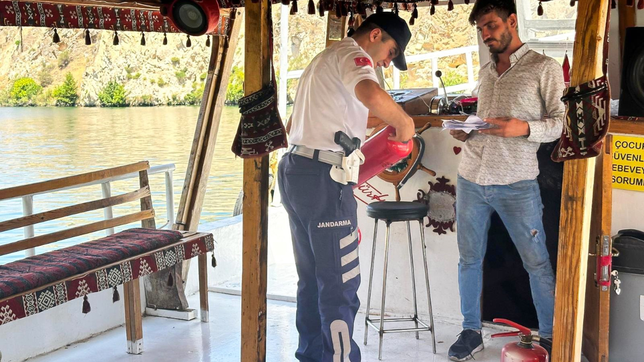 Halfeti’de Jandarma ekiplerinden su üstünde sıkı denetim