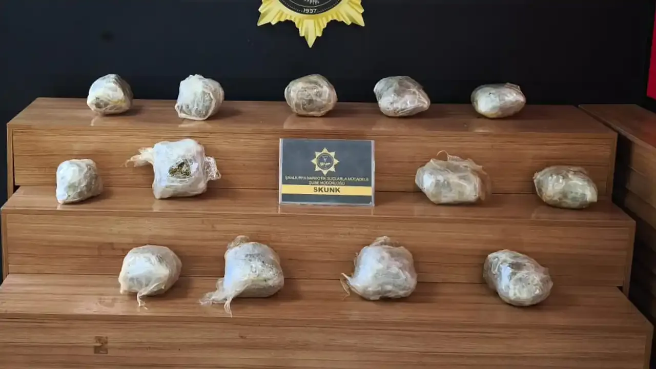Şanlıurfa’da aranan araçta kilo kilo uyuşturucu çıktı