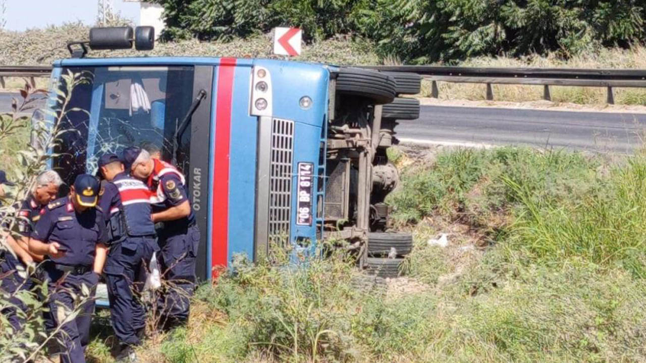 Cezaevi aracı devrildi: 5’i mahkum 12 kişi yaralandı