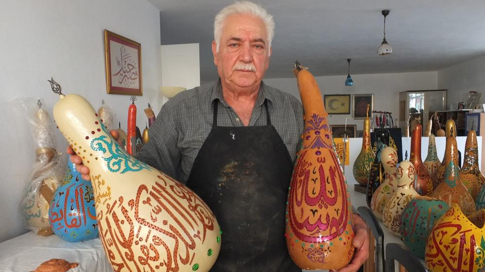 Kabaklarını kendisi yetiştiriyor, hatla süsleyip sanat eseri yapıyor