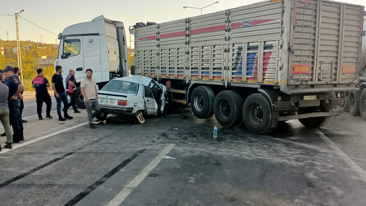 Adıyaman'da tır ile otomobil çarpıştı: 3 yaralı