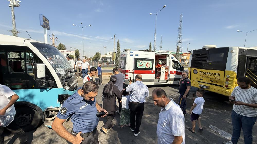 Freni boşalan halk otobüsü durakta dehşet saçtı: 20 yaralı