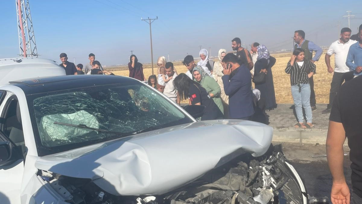 Diyarbakır Kayapınar’da kafa kafaya çarpışan otomobillerde 8 yaralı