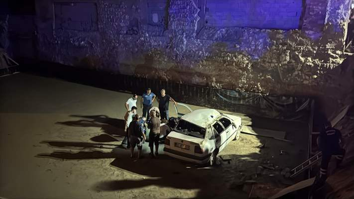 Adıyaman'da inşaat temeline devrilen otomobilde 4 kişi yaralandı