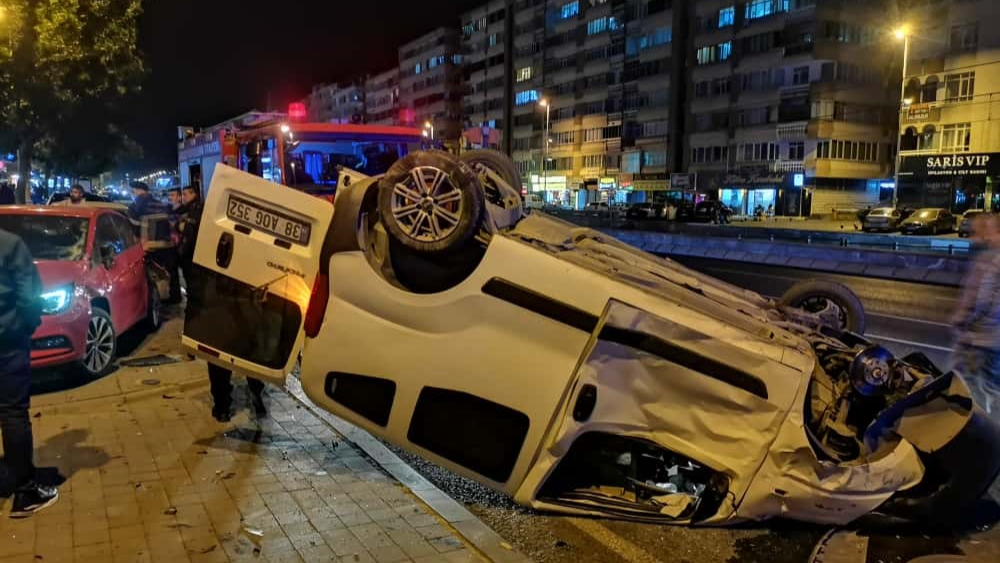 Takla atan hafif ticari araç park halindeki 2 otomobile çarptı: 3 yaralı
