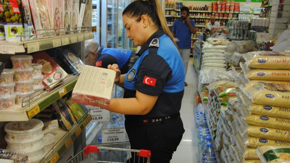 Urfa’da halk sağlığını tehdit eden ürünler tek tek toplandı: Marketlere ceza yağdı