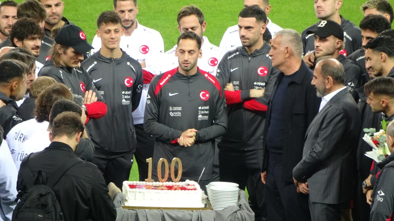 A Milli Takım Gürcistan maçı öncesi Kocaeli Stadyumu’nda yürüyüş yaptı: Hakan Çalhanoğlu’na 100. Maç sürprizi