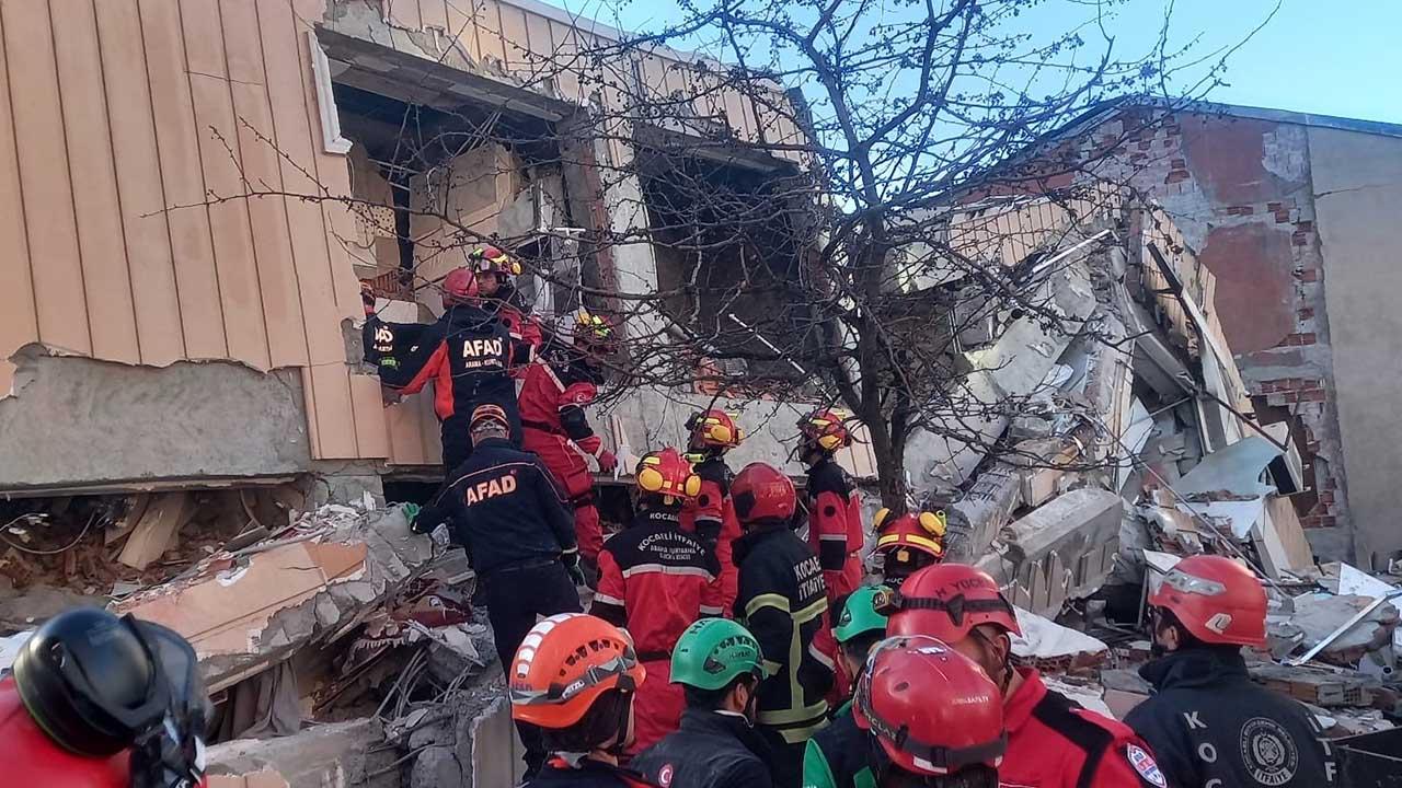 Bakan Yerlikaya duyurdu! Kocaeli'de bina çöktü 5 kişi altında kaldı