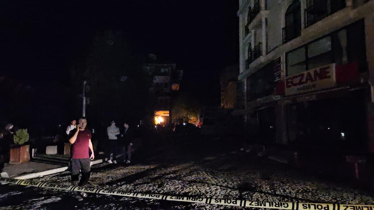 Balıkesir Sındırgı’da 6.1 Büyüklüğünde deprem: Üç bina yıkıldı