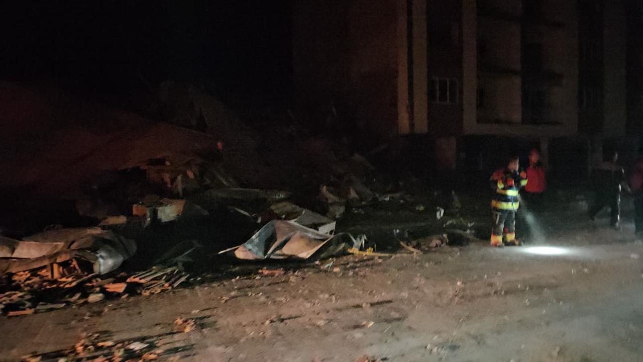 Balıkesir Sındırgı’da 6.1 Büyüklüğündeki Depremde hasarlı bina yıkıldı