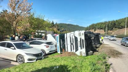 Balıkesir'de Urfa plakalı yağ tankeri devrildi, 7 araç hasar gördü
