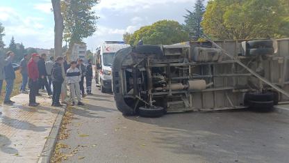 Çorum’da kamyonet ile otomobil çarpıştı: 1’i çocuk 5 yaralı
