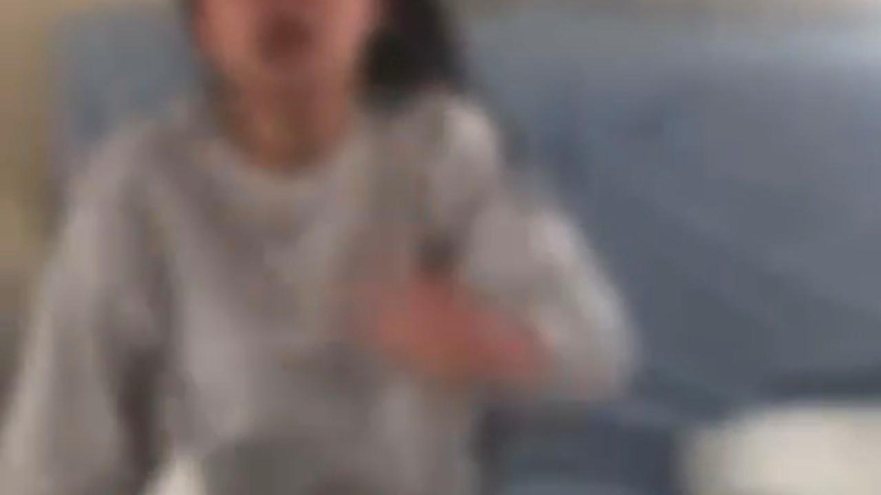 Darbettiği kız kardeşine kaynar su döktü, sonra özür dilettirdi