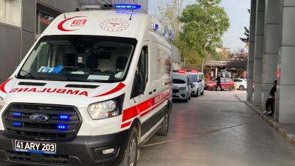 Eşini boğazından bıçaklayarak ağır yaraladı