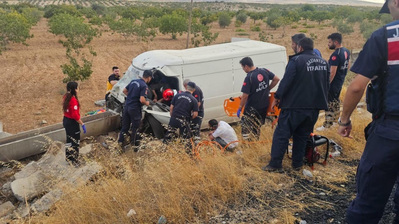 Gaziantep Karkamış’ta kamyonet şarampole uçtu: 2 Kişi ağır yaralandı