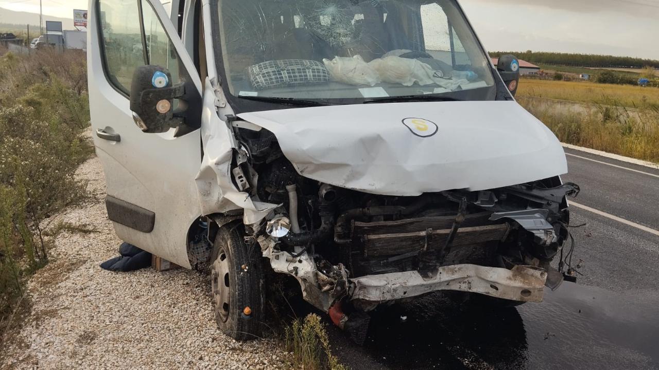Gönen’de öğrenci servisi ile otomobil çarpıştı: 2 ölü, 7 öğrenci yaralı