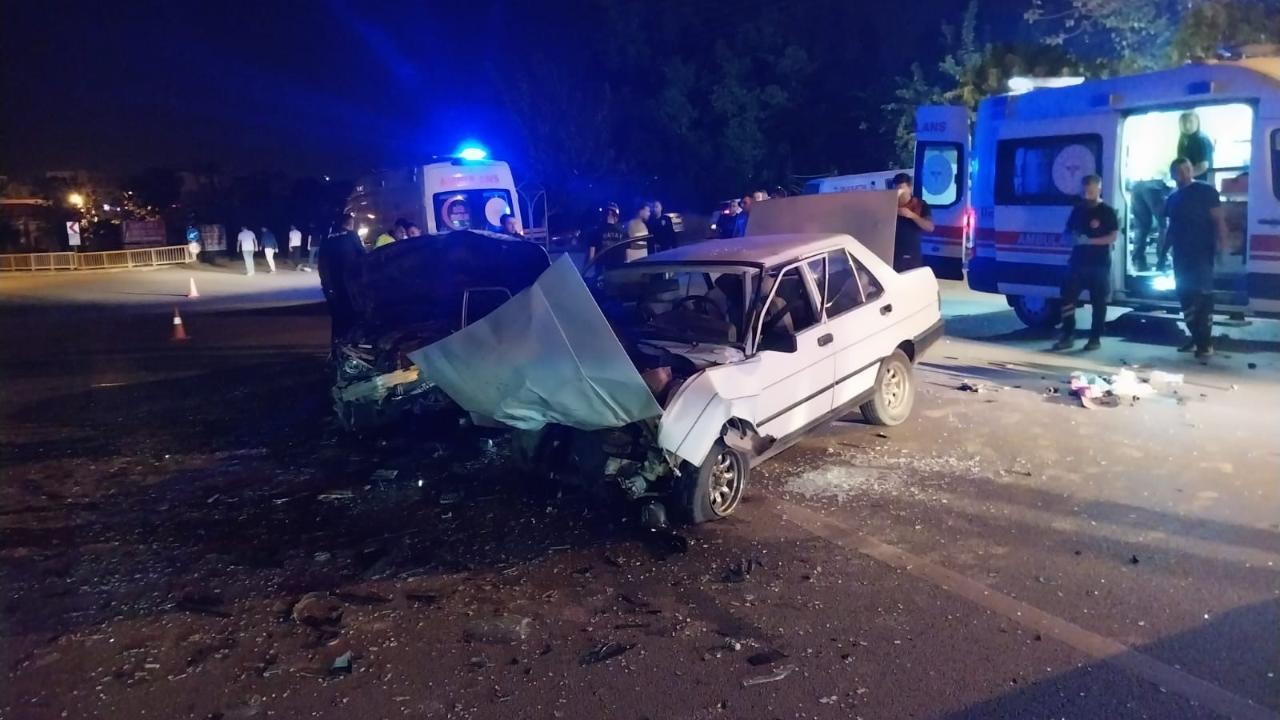 Hatay’da otomobiller çarpıştı: 1’i bebek 6 yaralı