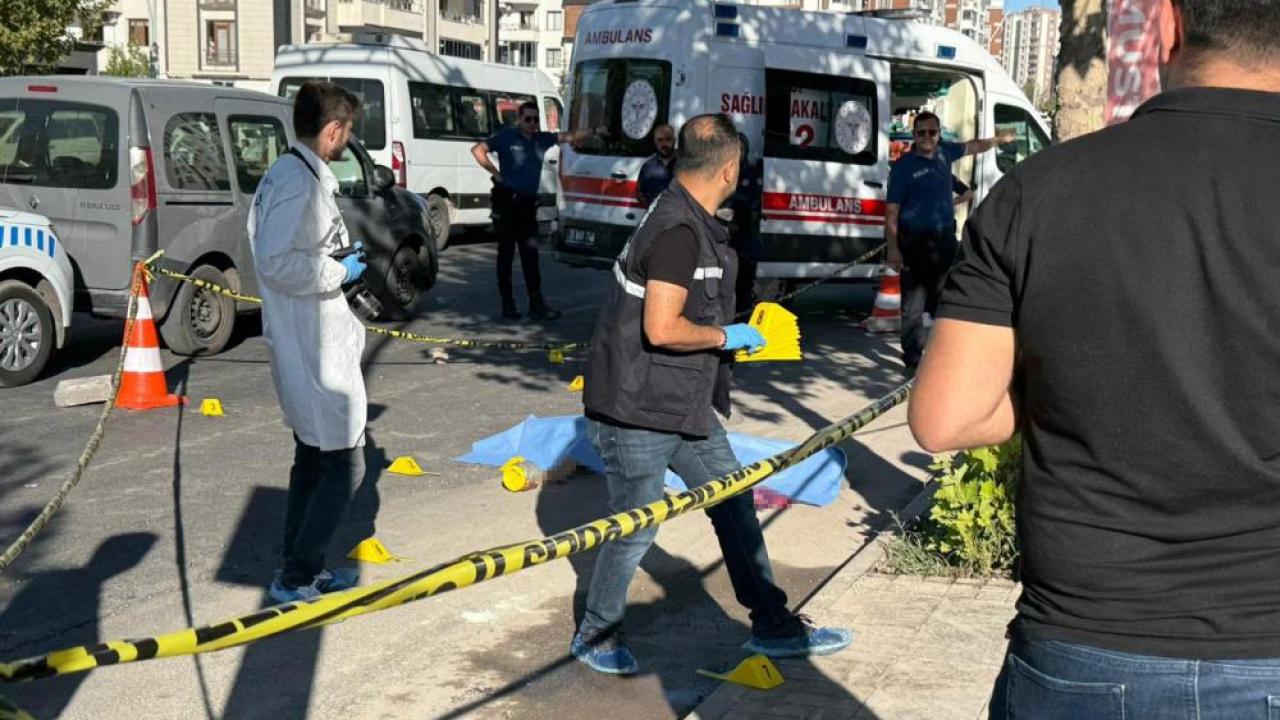 Kaldırımda yürürken silahlı saldırıya uğradı: Olay yerinde can verdi