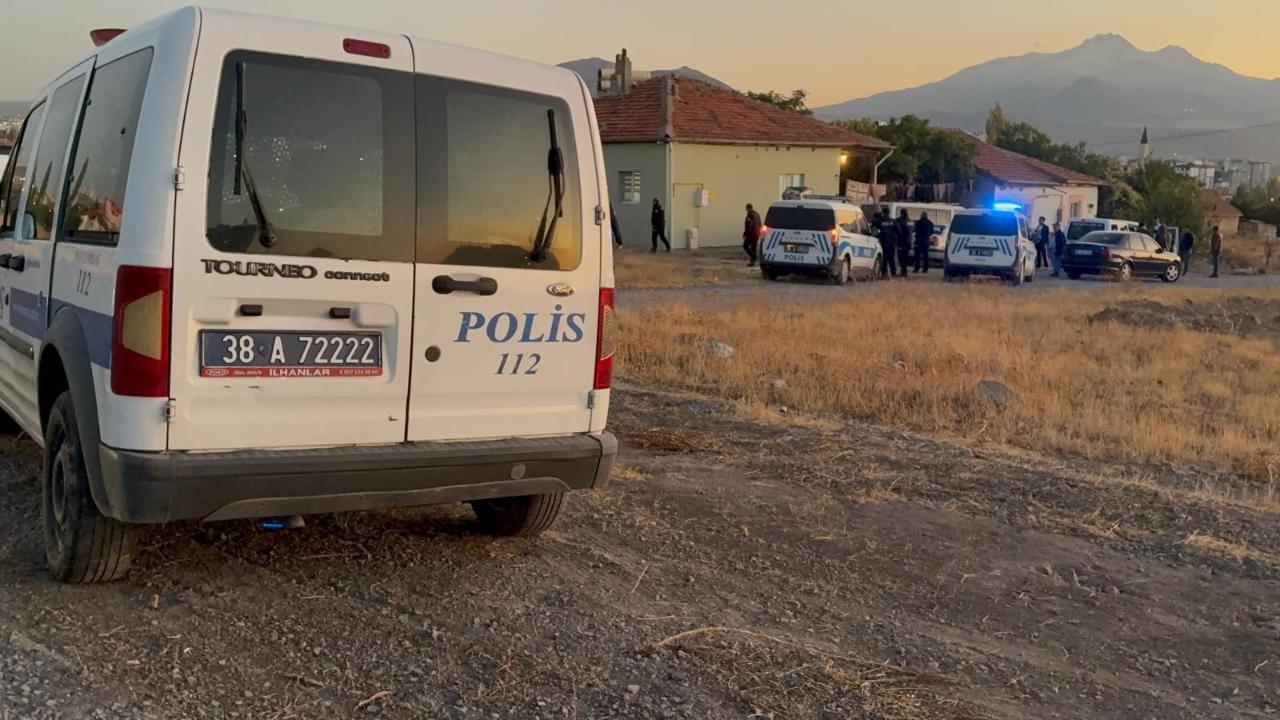 Kar maskeli saldırganlar baba ve oğlunu vurdu: 2 yaralı