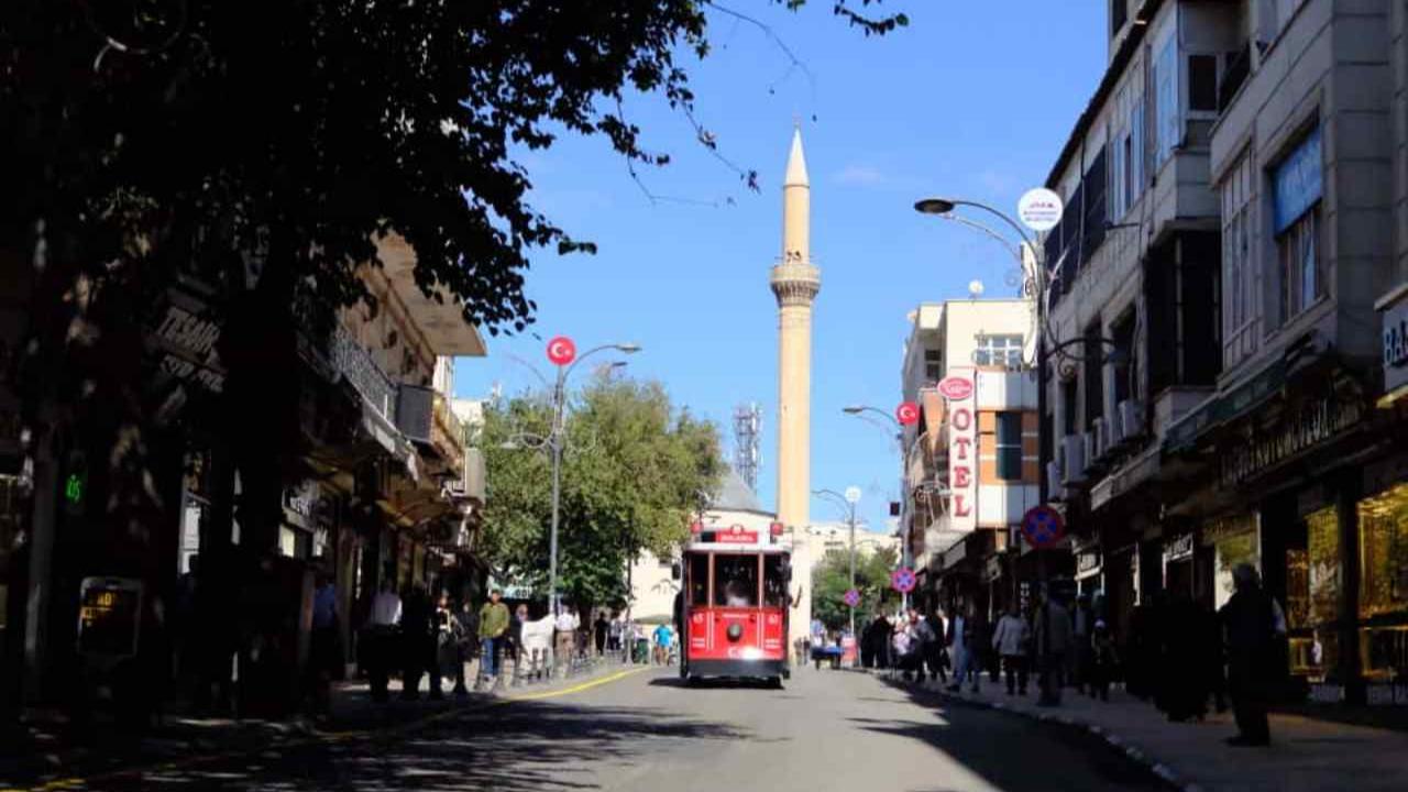 Nostalji raylara indi, Divanyolu yeniden canlandı