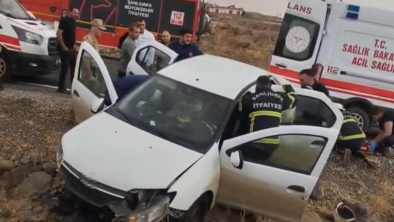 Şanlıurfa'da feci kaza: Otomobil kayalıklara çarptı, 3 kişi yaralandı