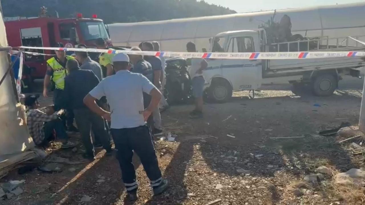Serik'te otomobil ile kamyonet çarpıştı: 3 yaralı