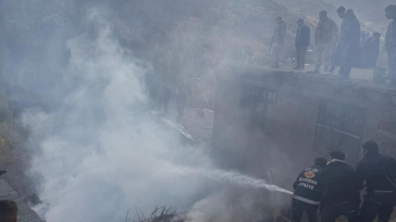 Van Bahçesaray’da odunlukta çıkan yangın korkuttu: Evlere sıçramadan söndürüldü