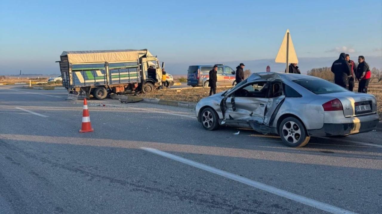 Afyonkarahisar'da kamyonet ile otomobil çarpıştı: 6 yaralı