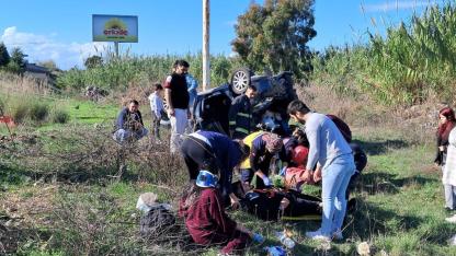 Antalya’da otomobil şarampole yuvarlandı: 3 yaralı