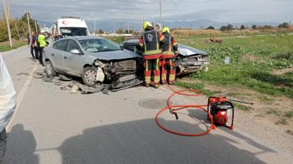 Balıkesir'de iki otomobil kafa kafaya çarpıştı: 3 yaralı