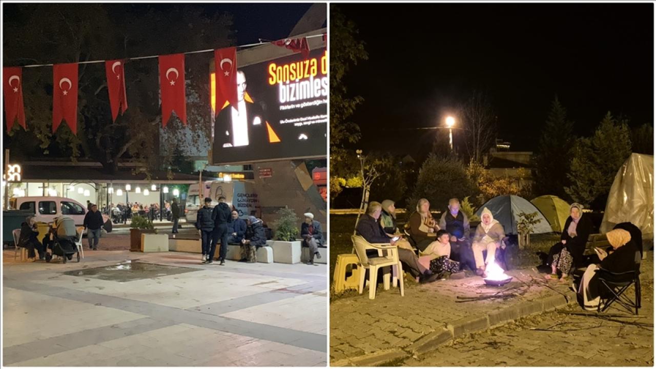 Balıkesirliler geceyi sokakta geçirdi! Peş peşe 4 üstü depremler yaşandı