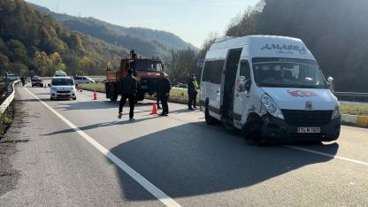 Bartın'da yolcu minibüsü ve otomobil çarpıştı: 2 yaralı