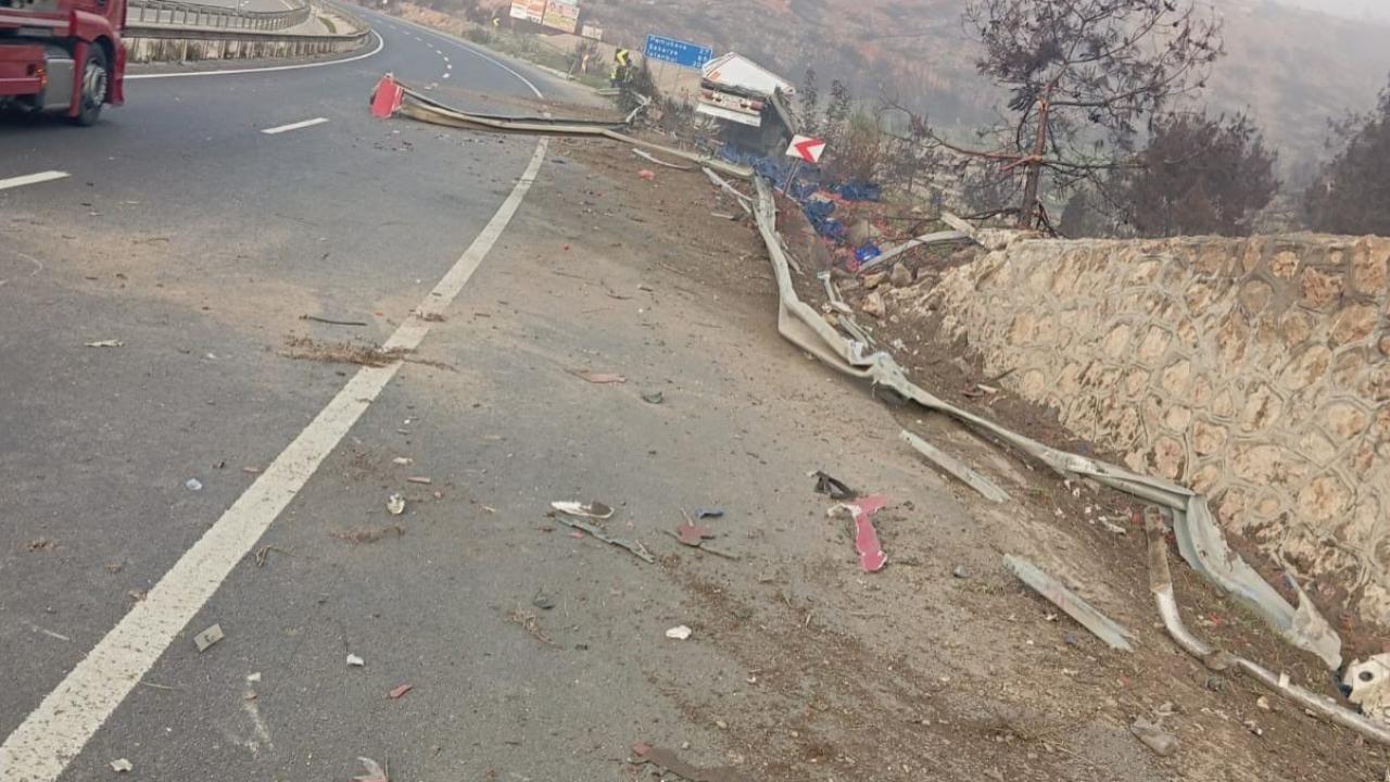 Bilecik'te sebze yüklü tır devrildi: 1 yaralı