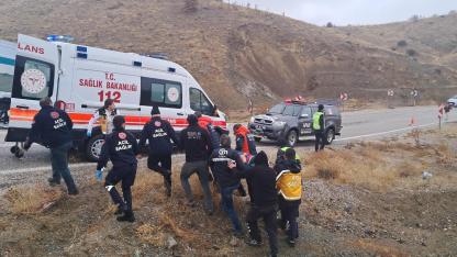 Elazığ’da pikap şarampole uçtu: 2 yaralı