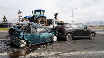Erzurum'da kamyonun freni boşaldı, zincirleme kaza yaşandı: 2 yaralı