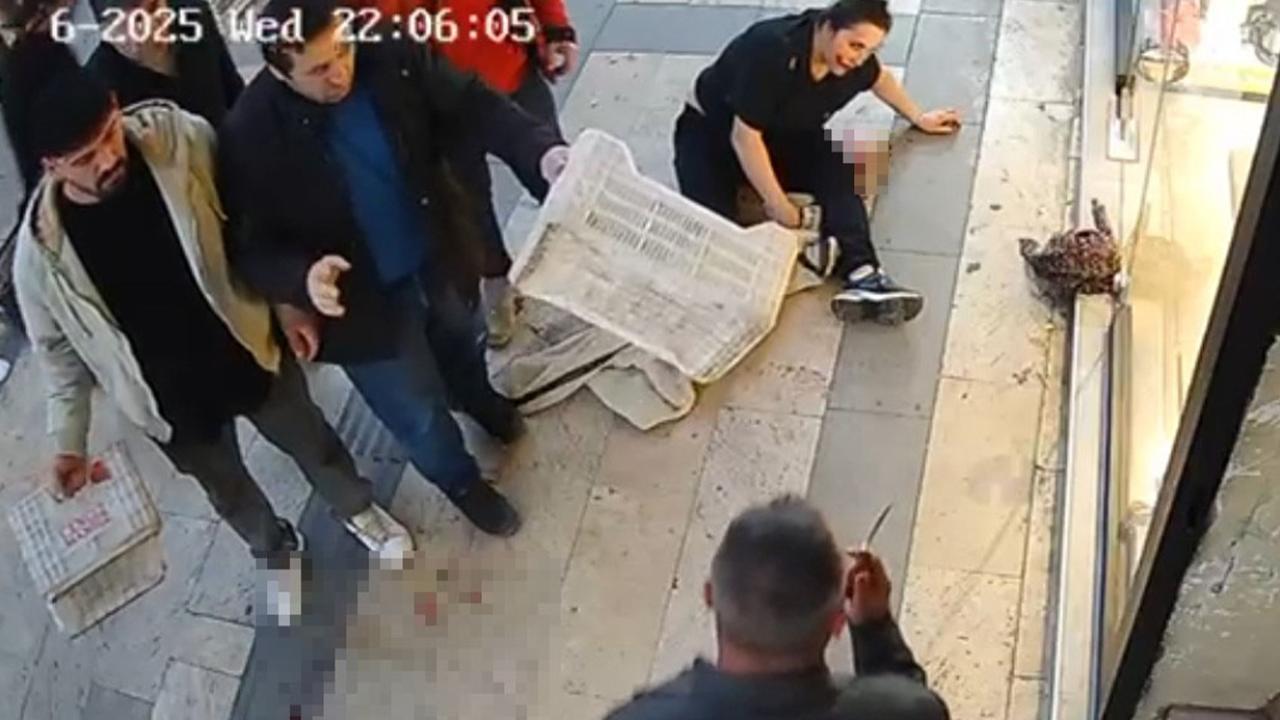 Eşi bıçakla saldırdı: Esnaf kadını meyve kasalarıyla kurtardı!