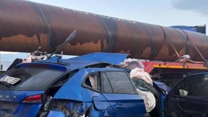 Hatay’da otomobil, demir boru yüklü tırla çarpıştı: 2 yaralı