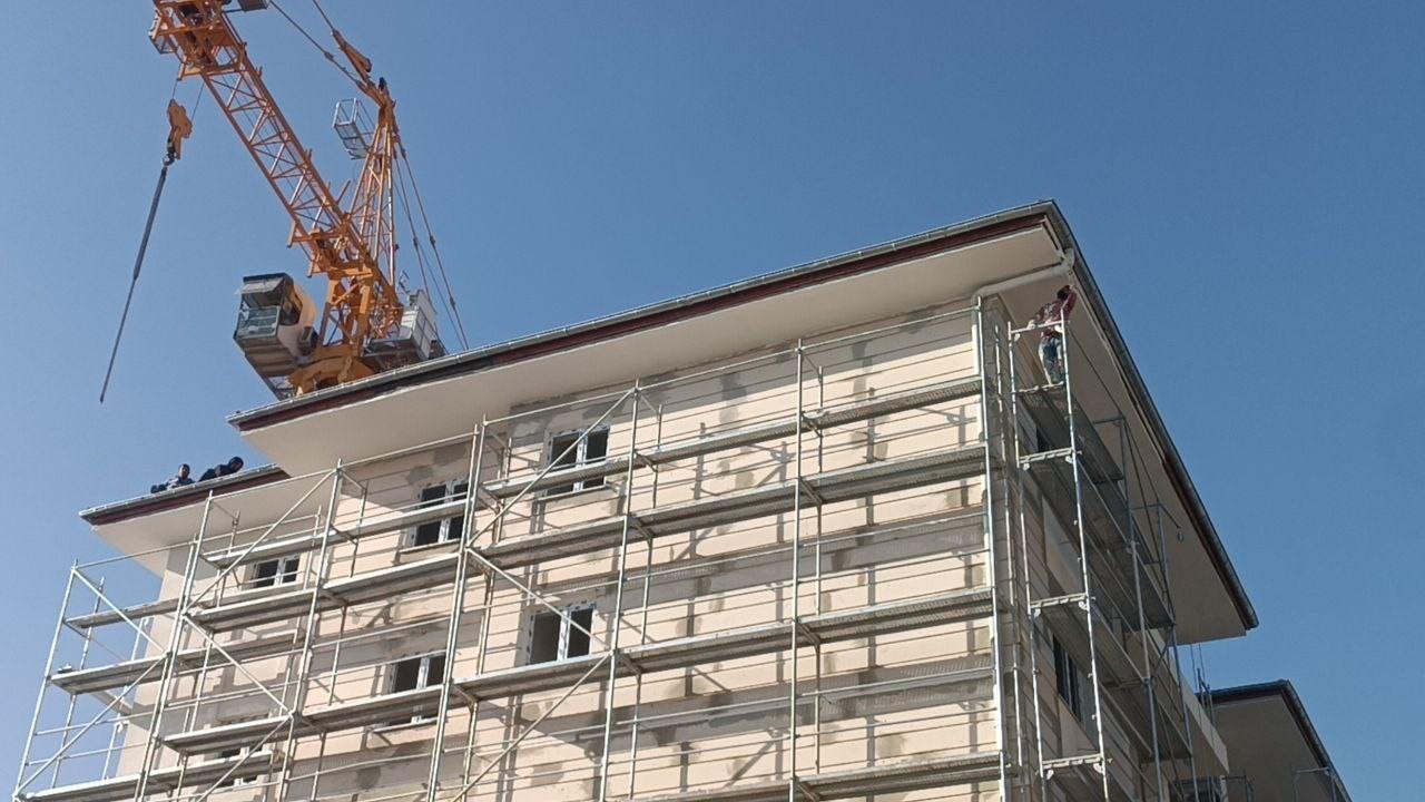 İnşaata çarpıcı görüntü: İşçiler çıktı, aynı anda çalışma sürdü