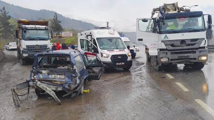 Karabük'te beton mikseri otomobille çarpıştı: 5 kişi yaralandı