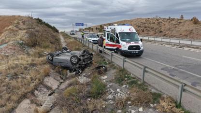 Kırıkkale’de aracın çarptığı otomobil şarampole devrildi: 7 yaralı