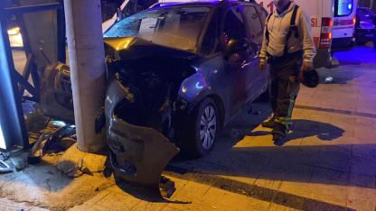 Kocaeli’de manevra yapan otomobil direğe çarptı: 5 yaralı