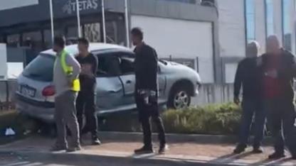 Kocaeli’de otomobil yayalara çarpıp refüje çıktı: 1’i ağır 2 yaralı