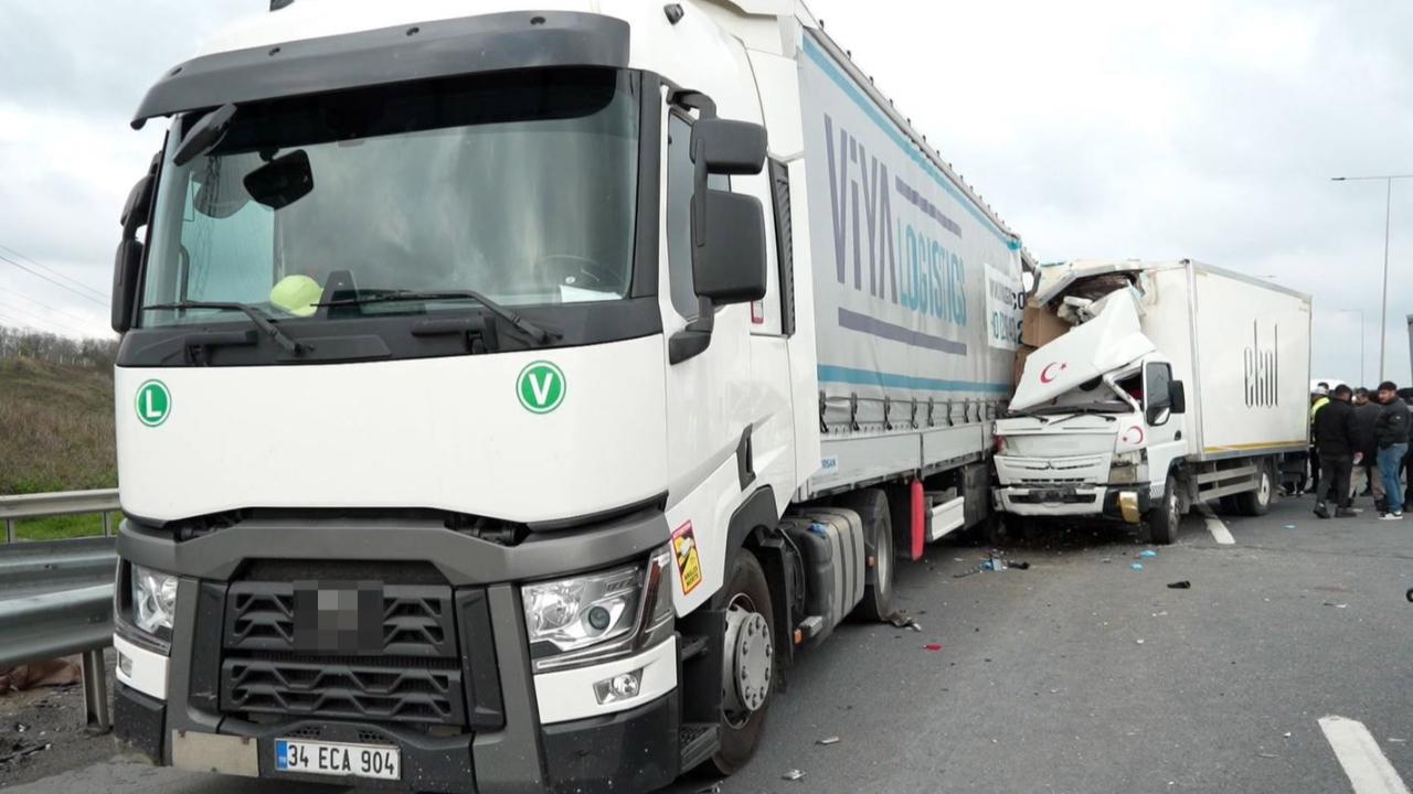 Otoyolda geri geri gelen tıra kamyonet çarptı: 1 ölü, 1 yaralı