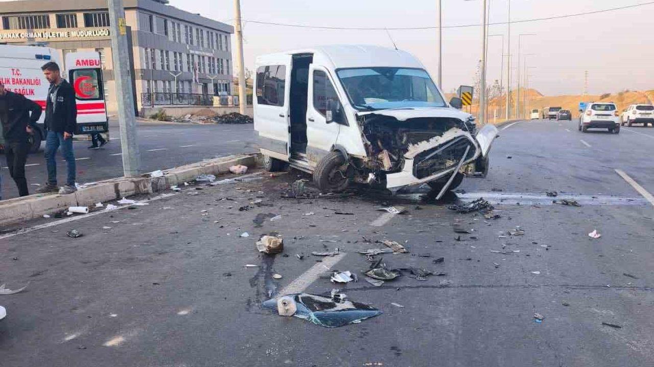 Rehabilitasyon minibüsü kaza yaptı: 19 yaralı
