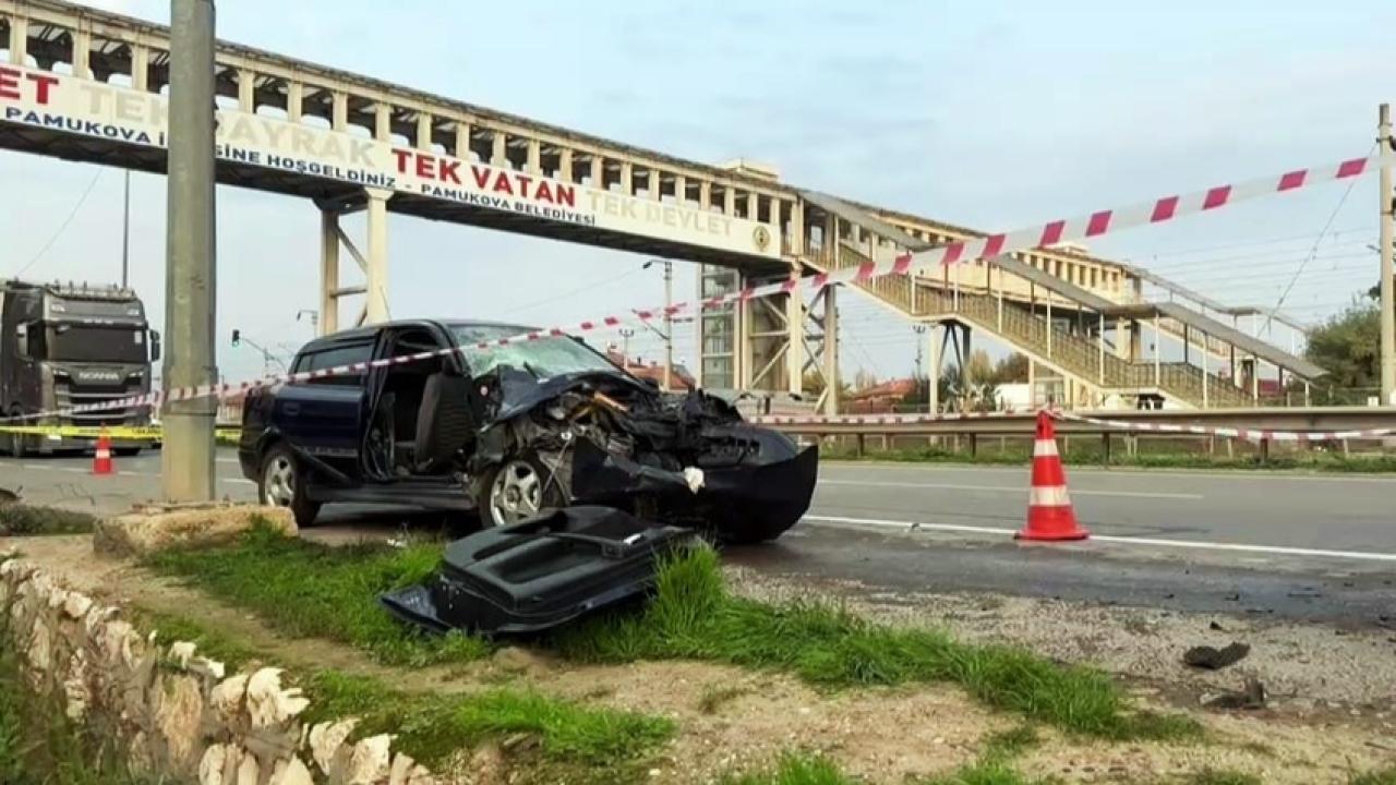 Sakarya'da tıra çarpan otomobil hurdaya döndü: 1'i ağır 3 yaralı