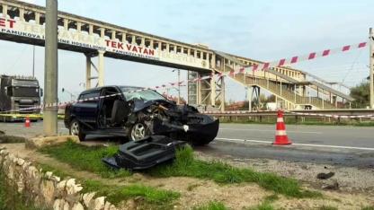 Sakarya'da tıra çarpan otomobil hurdaya döndü: 1'i ağır 3 yaralı