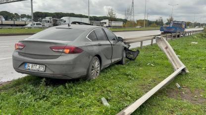 Samsun'da otomobil kamyonete çarpıp bariyere girdi: 3 yaralı