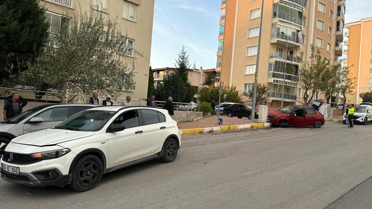 Uşak’ta iki otomobil çarpıştı: 2 yaralı