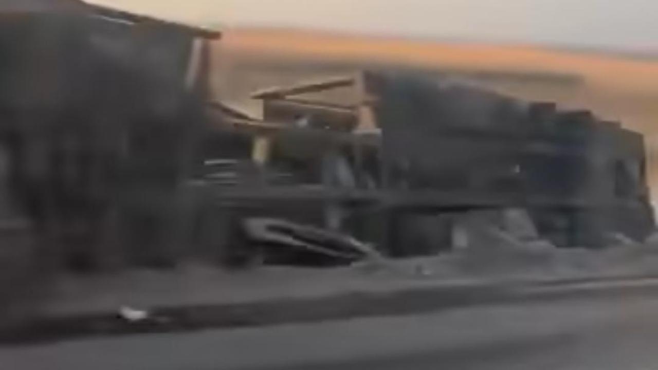 Viranşehir yolunda tır devrildi: Sıfır otomobiller hurdaya döndü